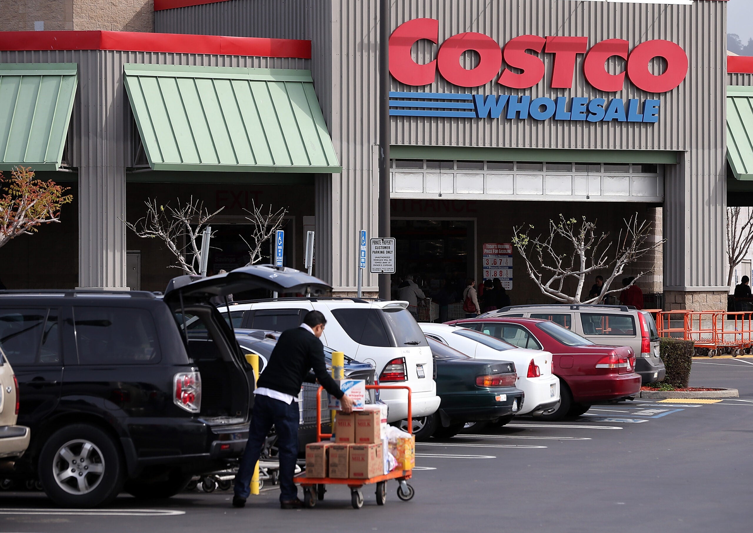 Costco hikes entry level wages for first time since 2007