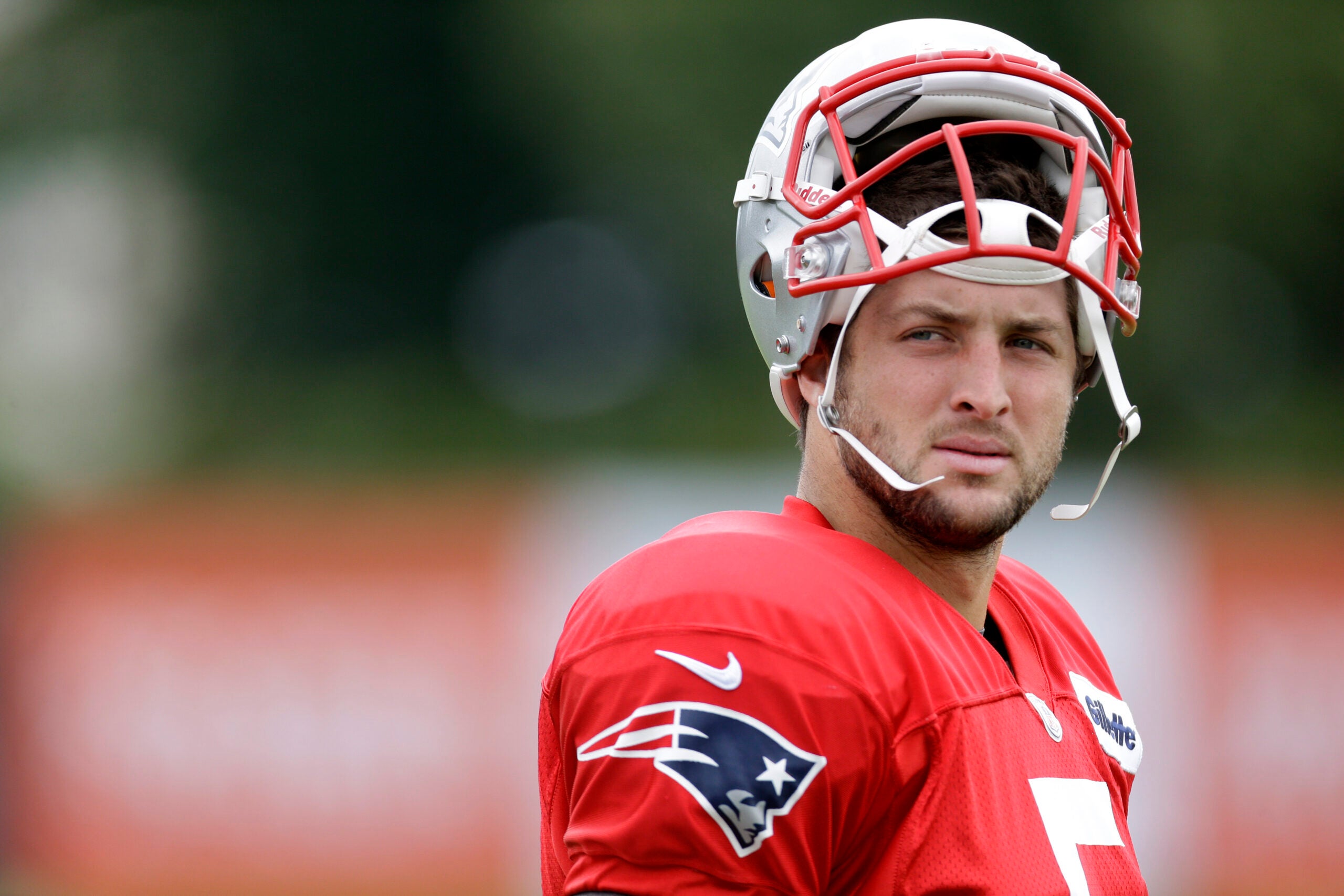 Tim Tebow enters Patriots-Eagles game 