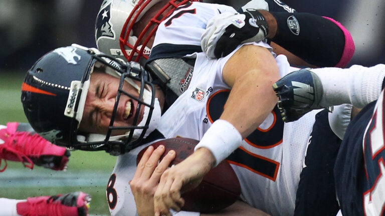 Peyton's fifth straight three-TD game keys Broncos win in