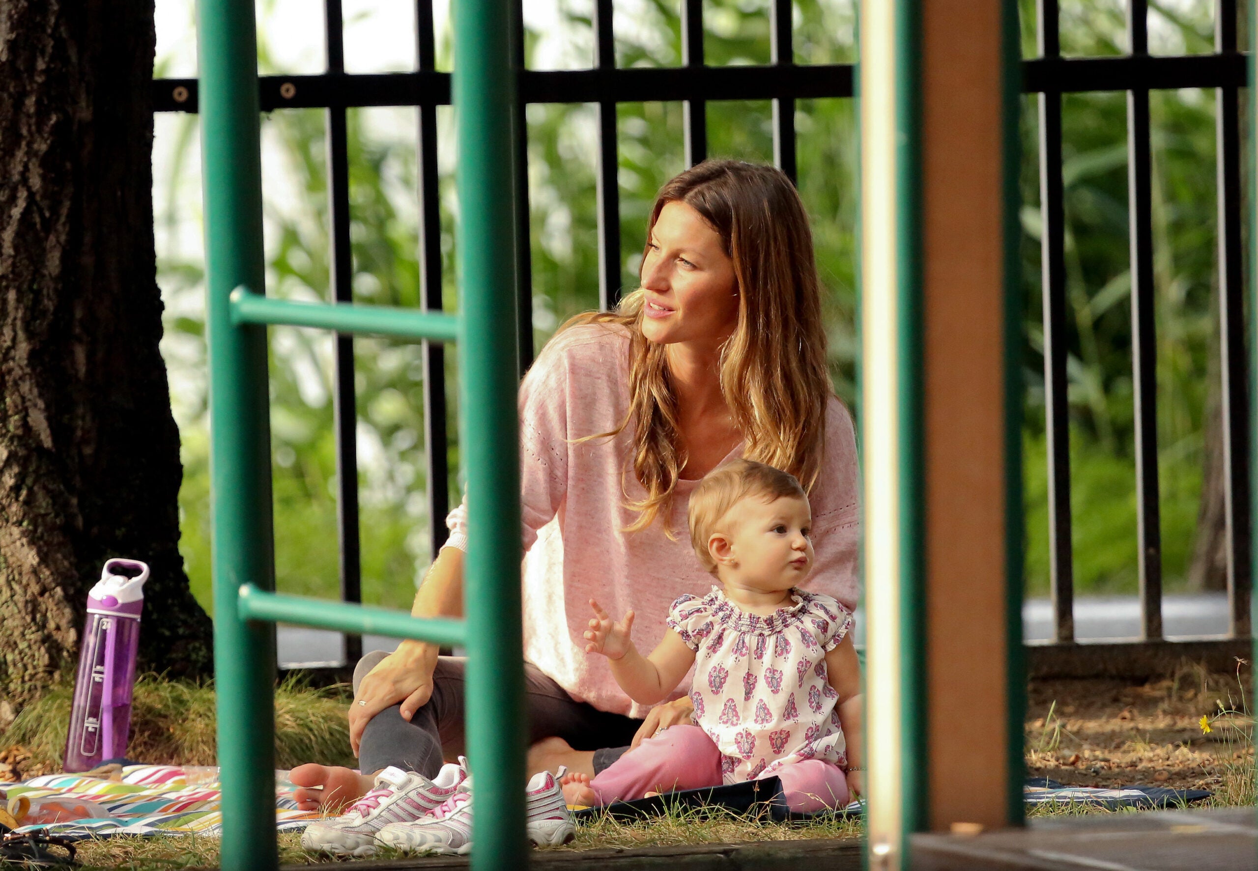 Gisele Bundchen And Tom Brady And Kids Are A Beautiful Family At The Park