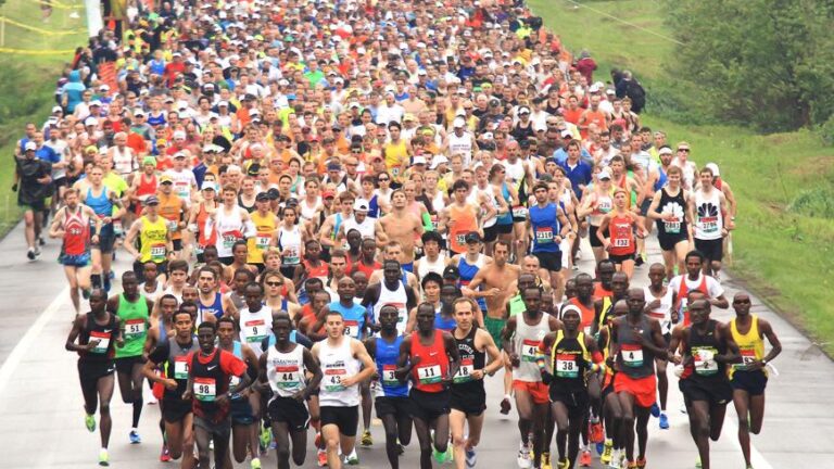 2014 Boston Marathon begins with a race to the starting line