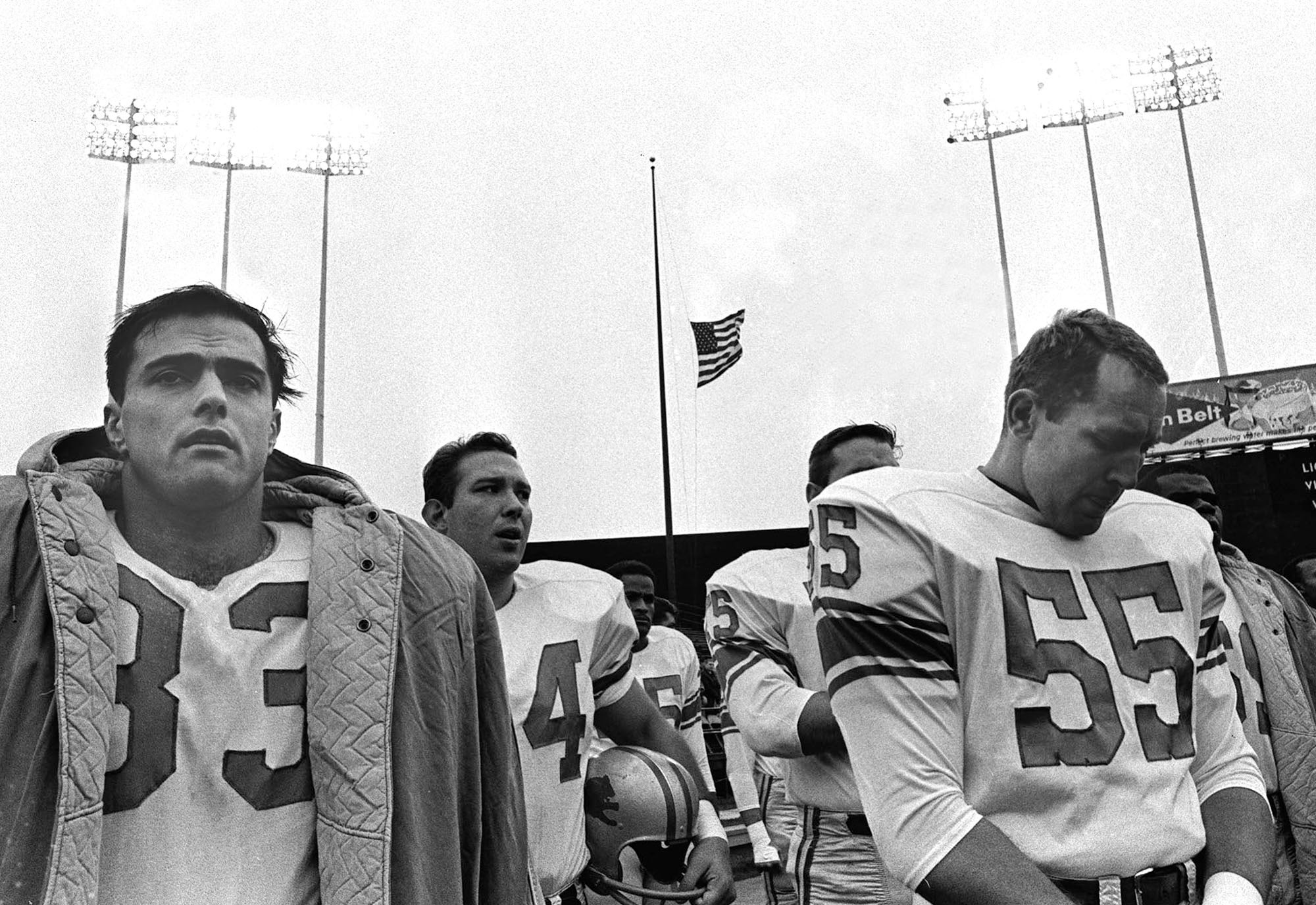 FILE ** Dallas Cowboys quarterback Don Meredith (17), white jersey