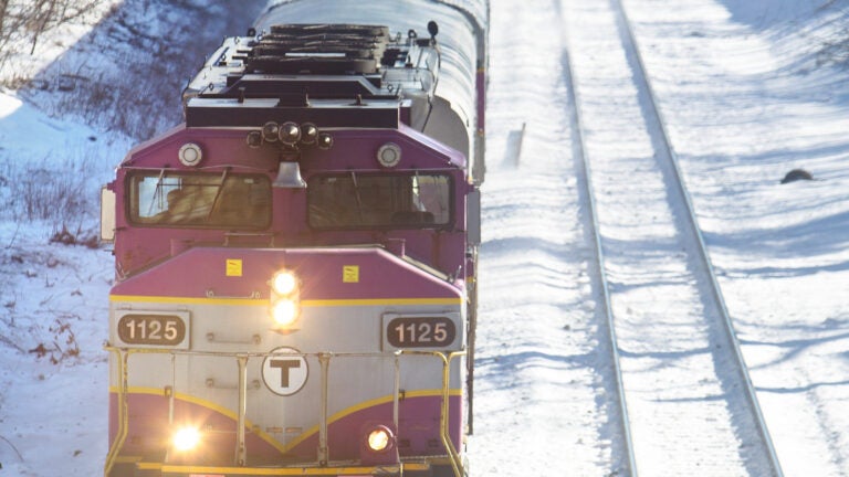 Weather-related issues cause delays for some MBTA Commuter Rail riders插图