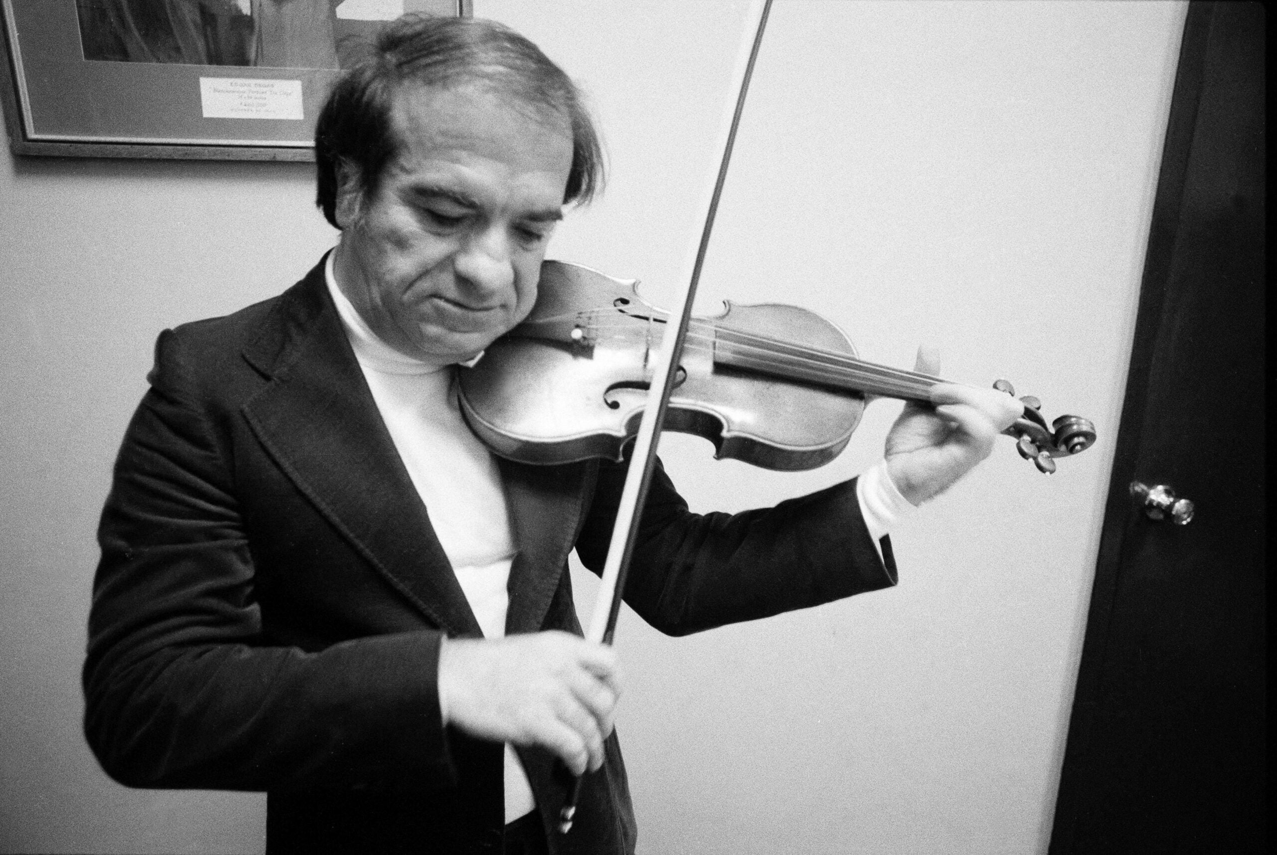 Ruggiero Ricci, a virtuoso who played wide range of music on violin