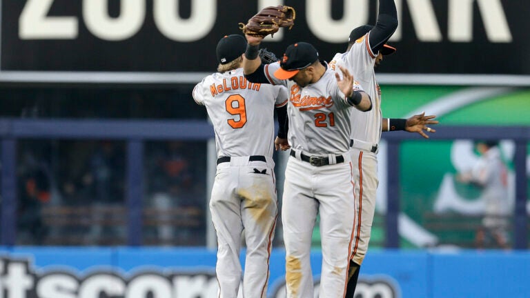 Tim Hudson, Giants win 5th straight game in victory over A's