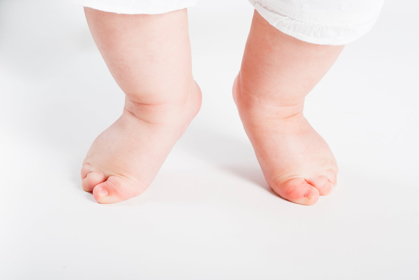 Нога на белом фоне для детей. Пухленькие ножки ребенка. Маленькие ножки.