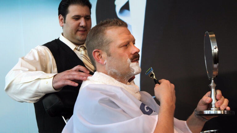 Youkilis shaves trademark goatee for charity