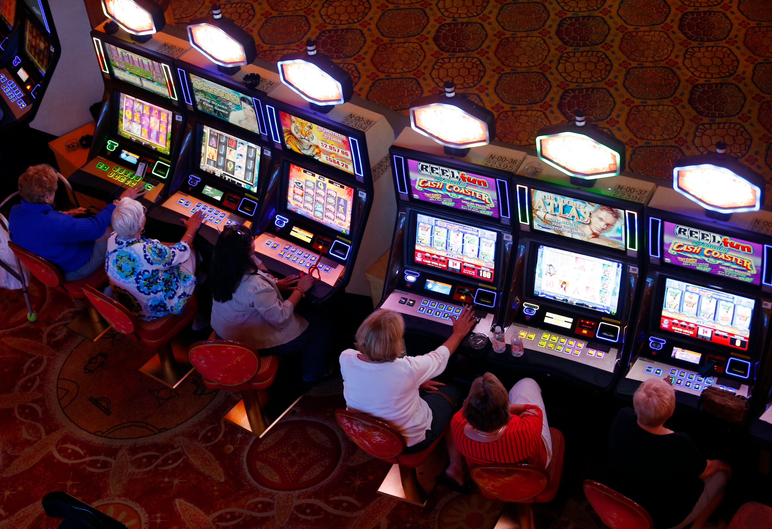 Игровые автоматы 24 часа. Игровой автомат казино. Игровые автоматы казино х. Зал игровых автоматов. Игровые автоматы в казино Европа.