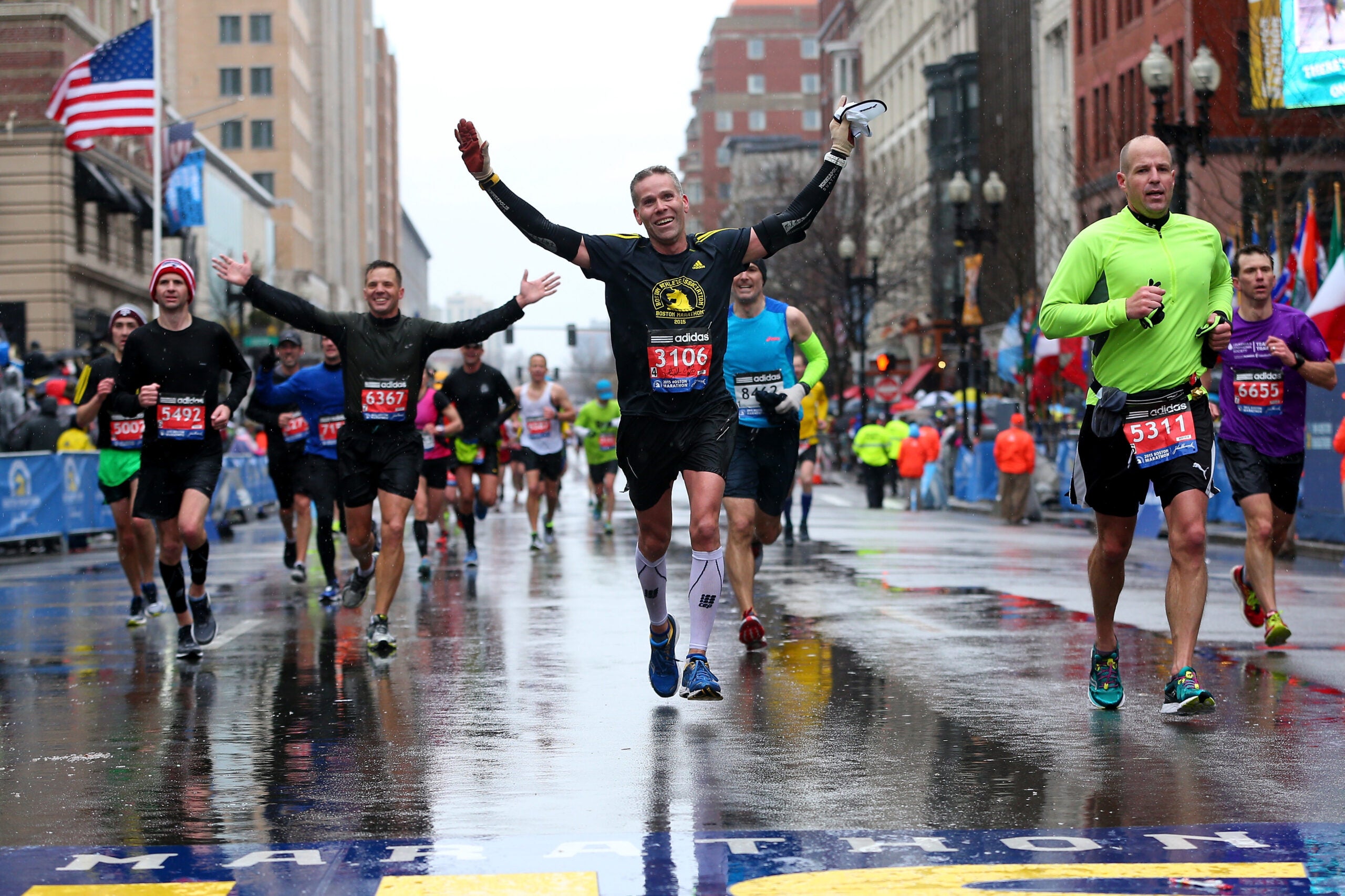 Running numbers. Бостон 2020. Бостонский марафон стартовый номер. Boston Marathon Monday. Faces of real Runners men Marathon finish.