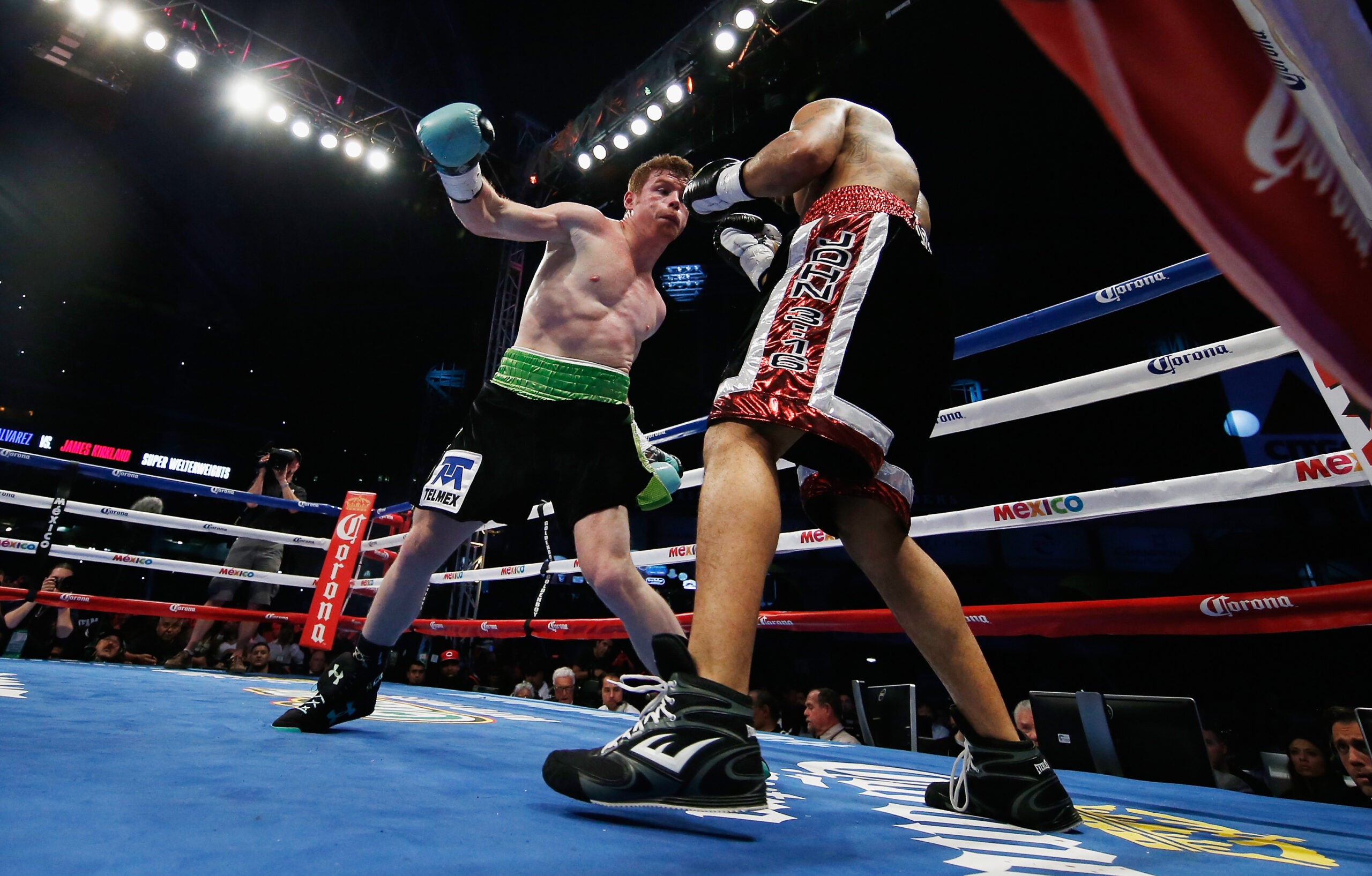 Бой эфир сегодня. Saul Alvarez James Kirkland. Слаггер в боксе. Сауль Канело Альварес андер Армор.