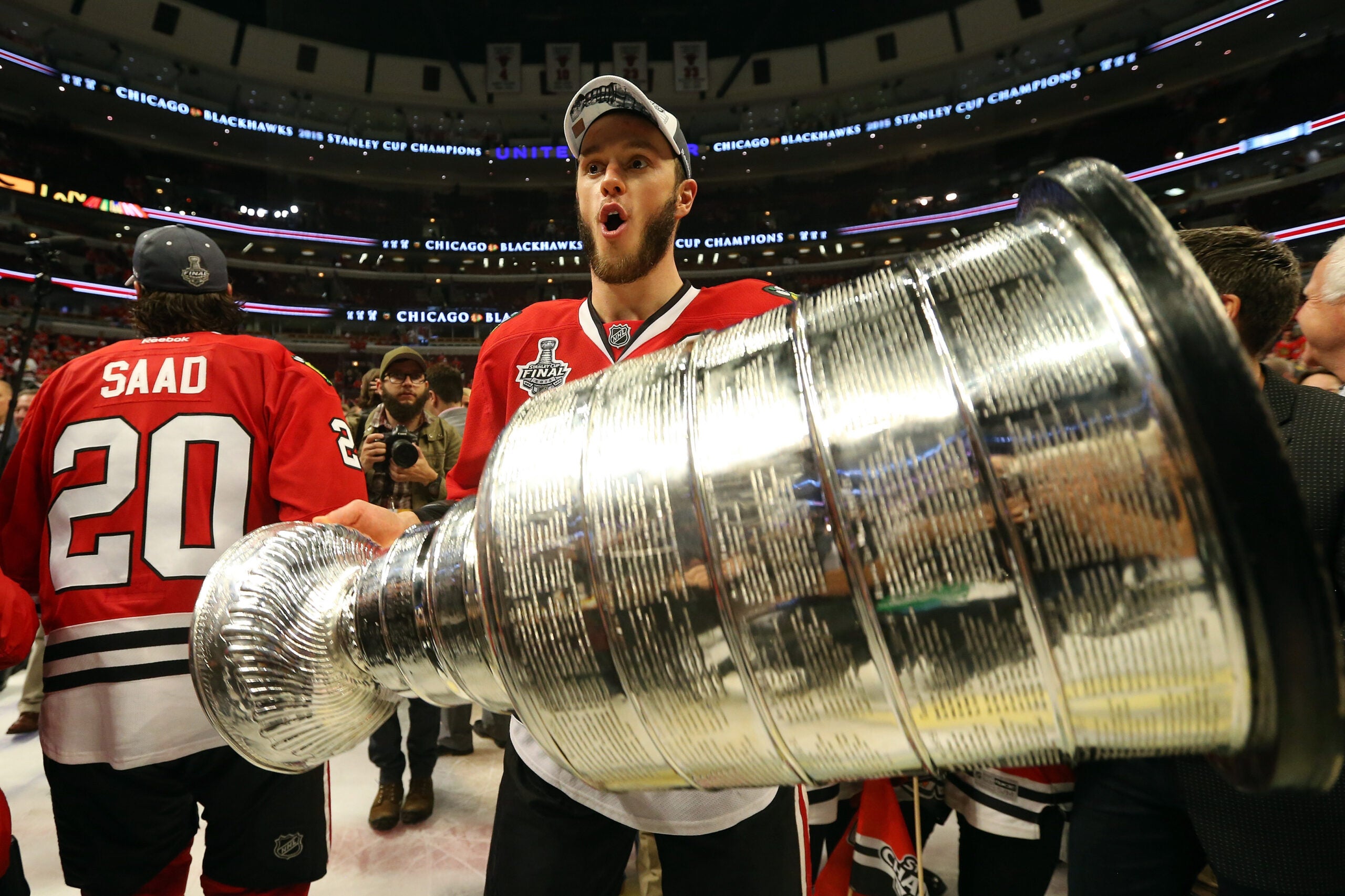 Кубок стэнли. Патрик Руа Кубок Стэнли. Jonathan Toews Stanley Cup. Чикаго Блэкхокс чемпион 2015. Chicago Capitan Stanley Cup.