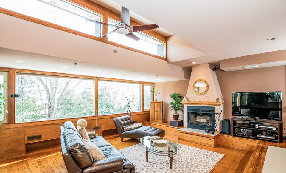 Hello Earthlings, to this strange Connecticut condo for sale