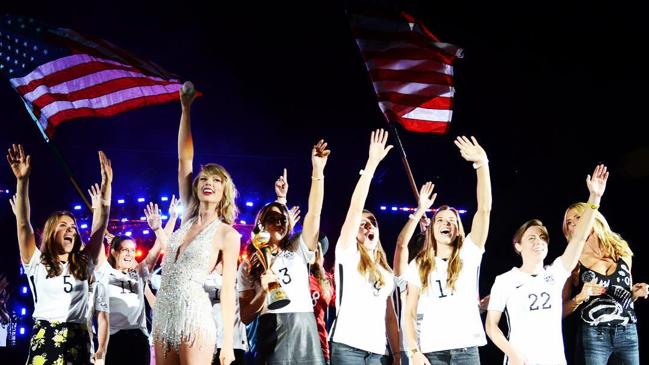 U.S. women’s soccer team joins Taylor Swift on stage