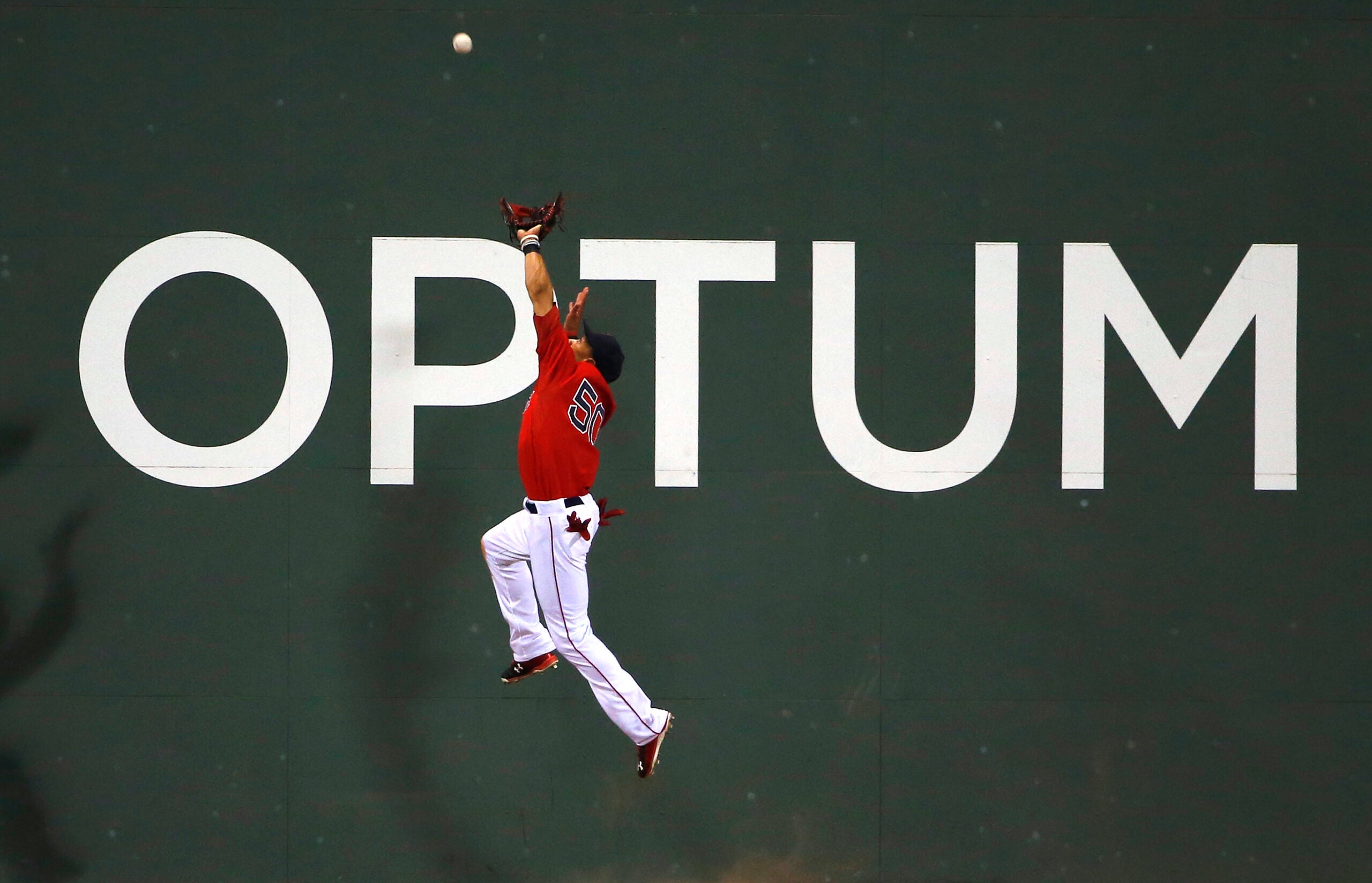 Former Boston Red Sox star Mookie Betts makes leaping catch, shows