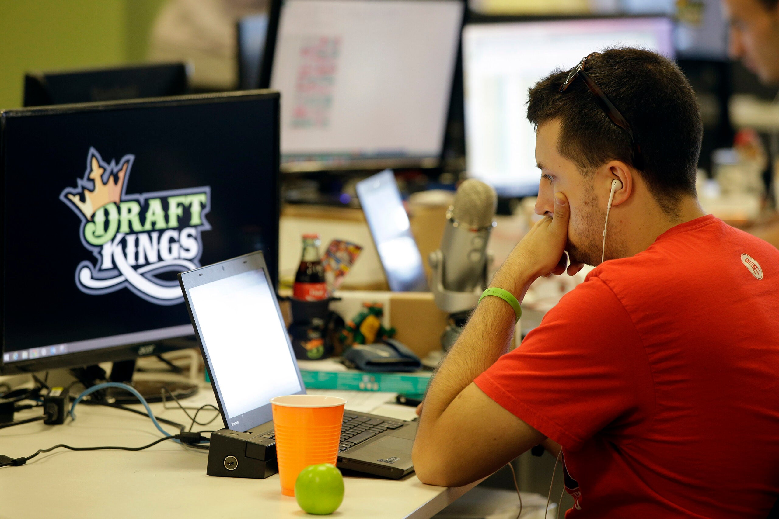 FanDuel, DraftKings Blitz for New Customers as NFL Season Starts - WSJ