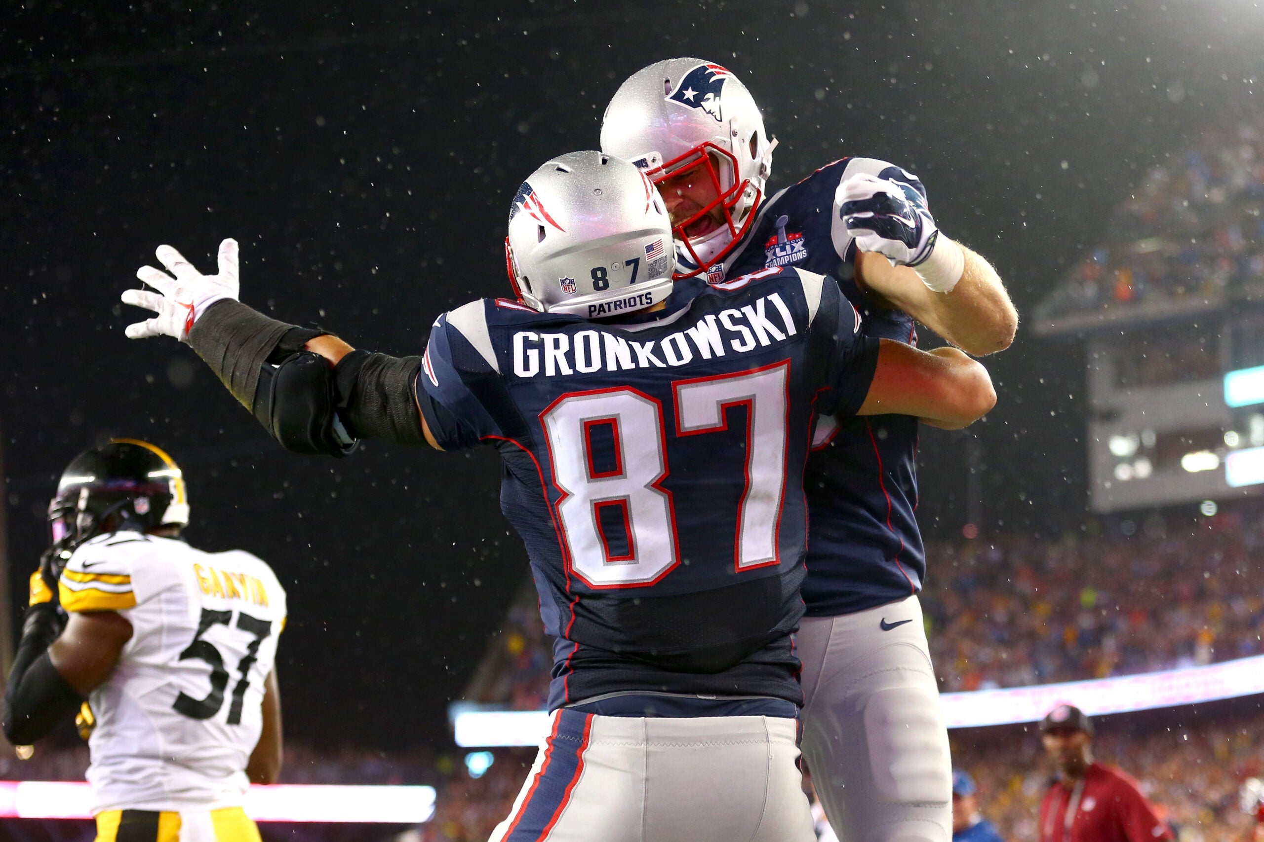 PATRIOTS 28, STEELERS 21: Gronk, Brady get season started off right