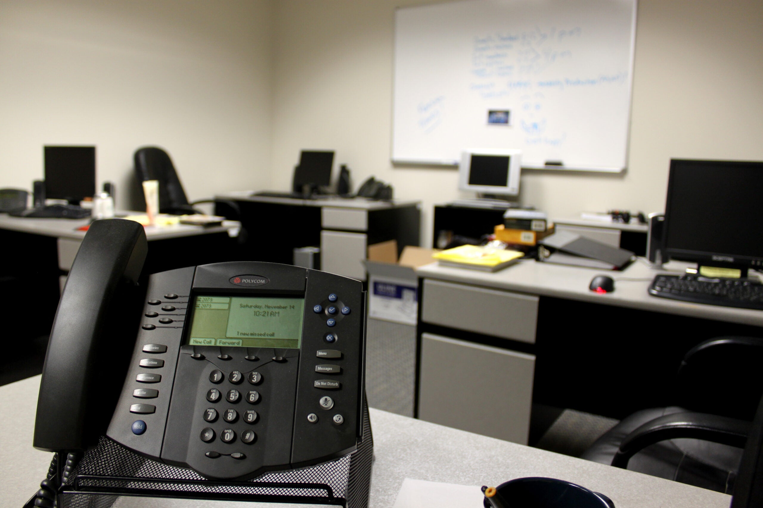 Телефон в офис в новосибирске. Телефония в офисе. Стационарный телефон офисный. Телефон в офисе. Офисный телефон на столе.