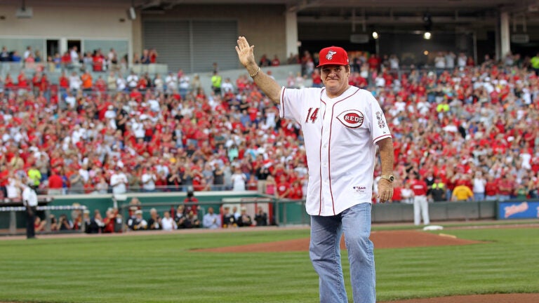 Pete Rose breaks Ty Cobb's all-time hits record at Cincinnati Reds