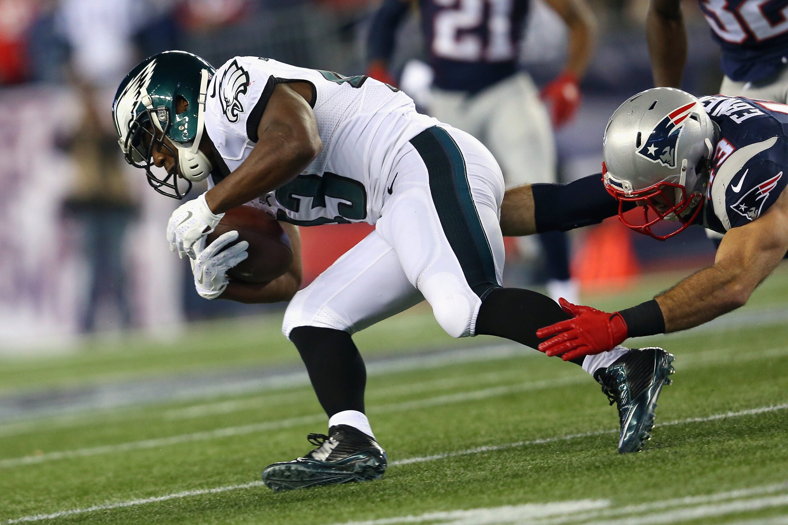 Comeback bid falls short as Patriots lose to Eagles, 25-20, in