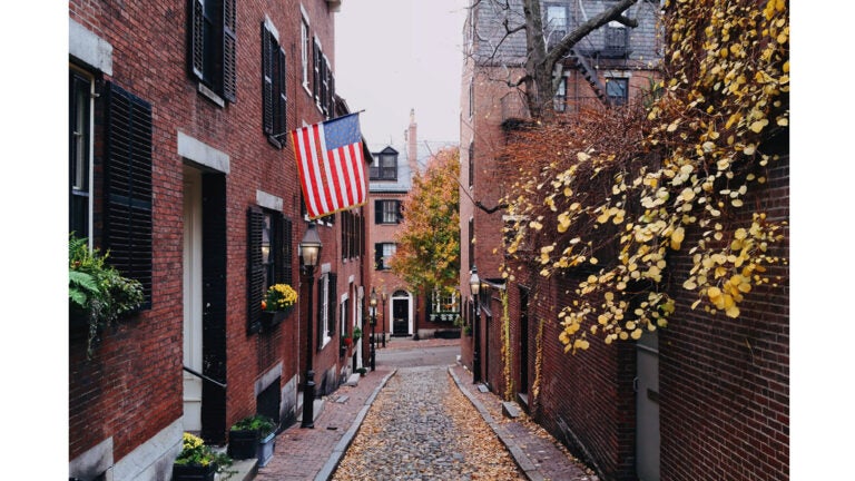 Estrada no bairro de beacon hill, no centro de boston, ma, eua.