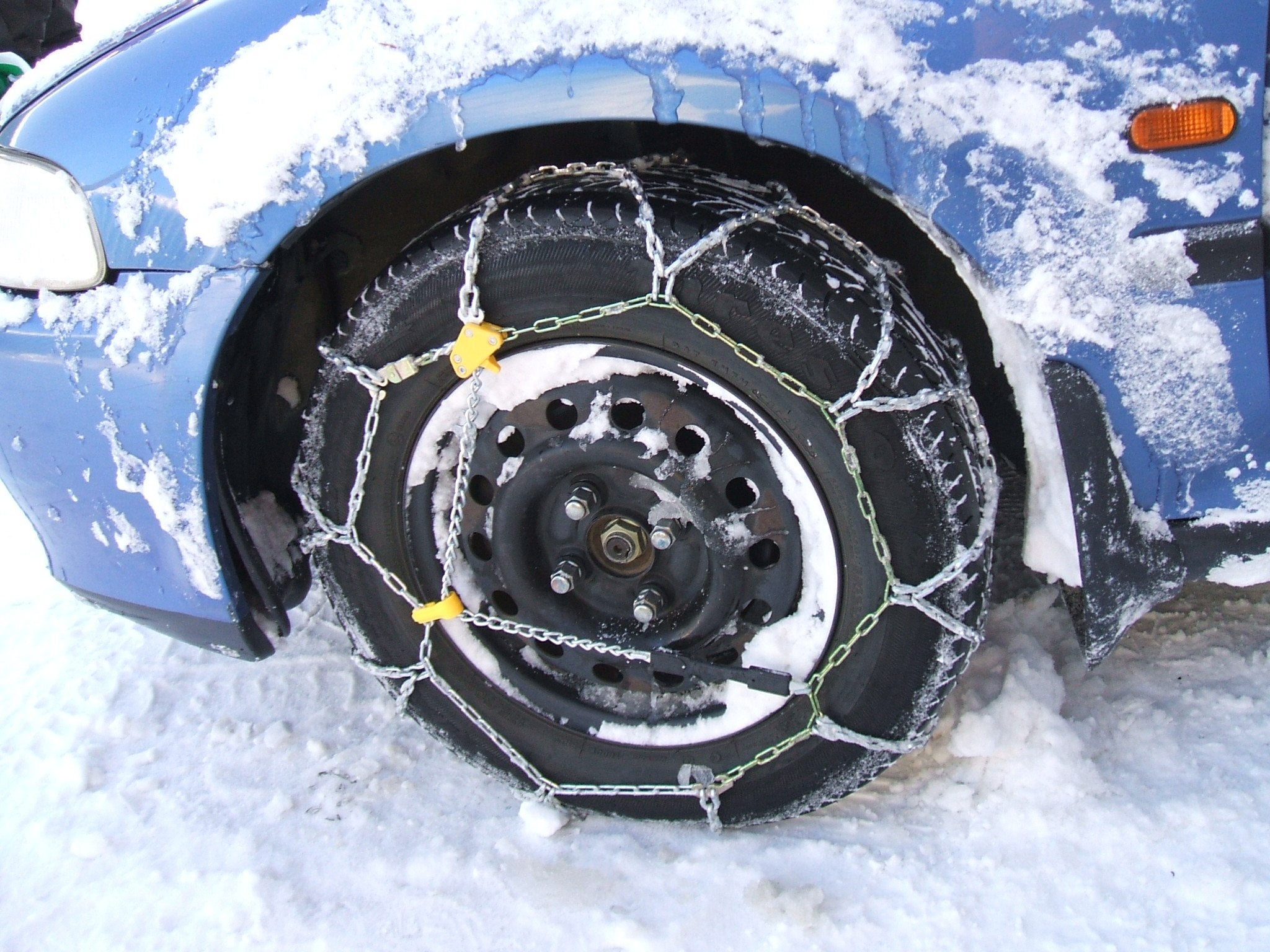 Snow chains: when to fit them, how to use them