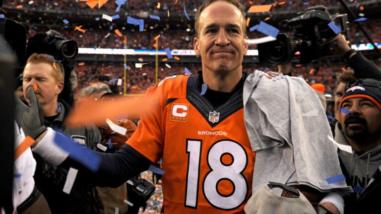 Peyton Manning makes like John Elway in quarterbacking Super Bowl