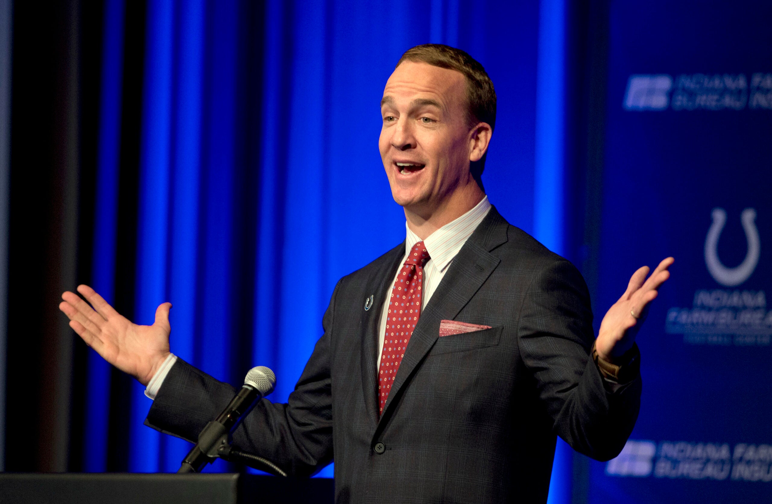 Colts unveil Manning statue outside