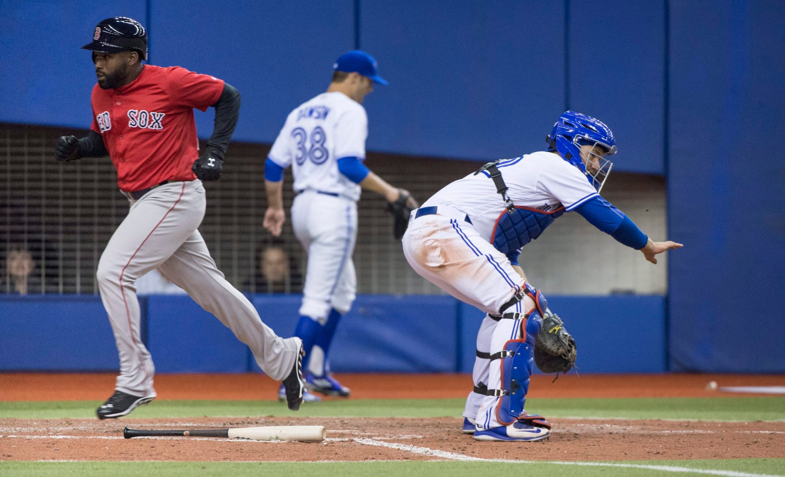 Watch: Line drive goes through Blue Jays' Josh Donaldson's glove