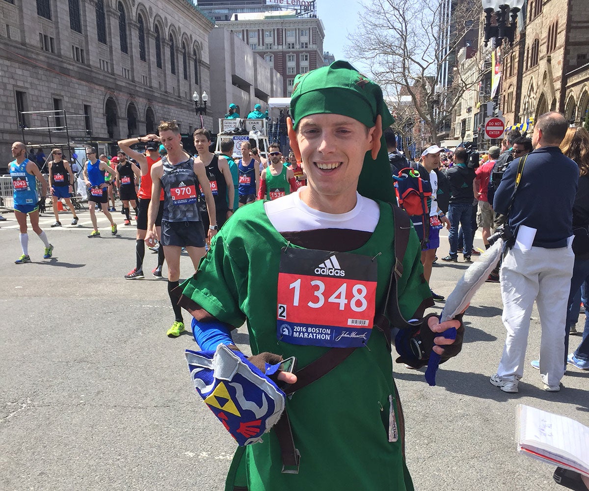 intelectual cascada Supervivencia Temperatures and spirits high for 120th running of Boston Marathon