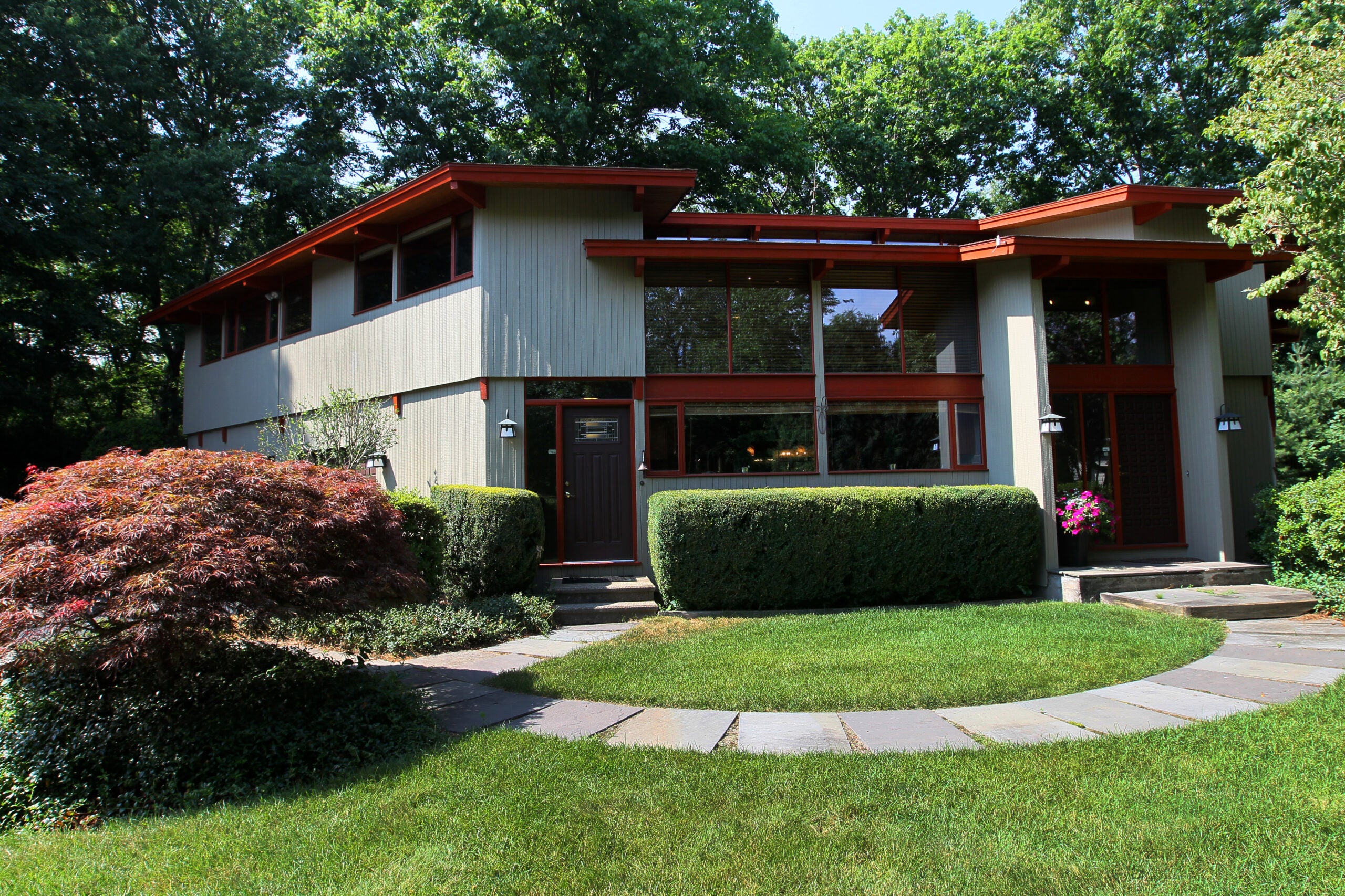 Home of the week Contemporary Lexington 'Acorn Deck House' with lots