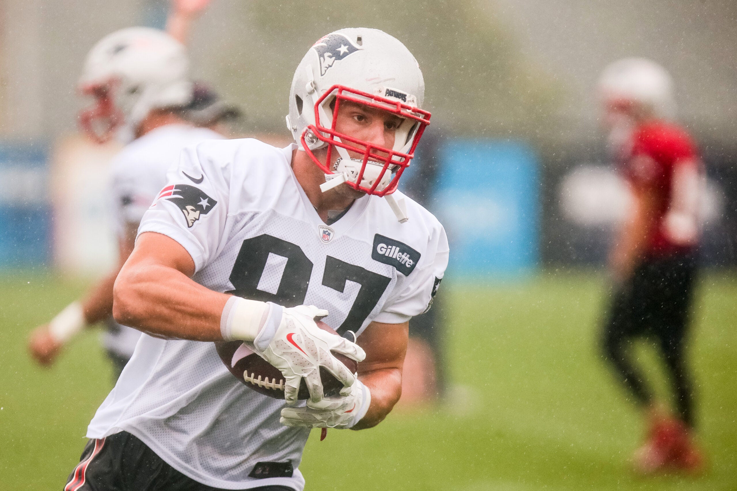 Patriots' Rob Gronkowski leaves practice with apparent lower-body issue