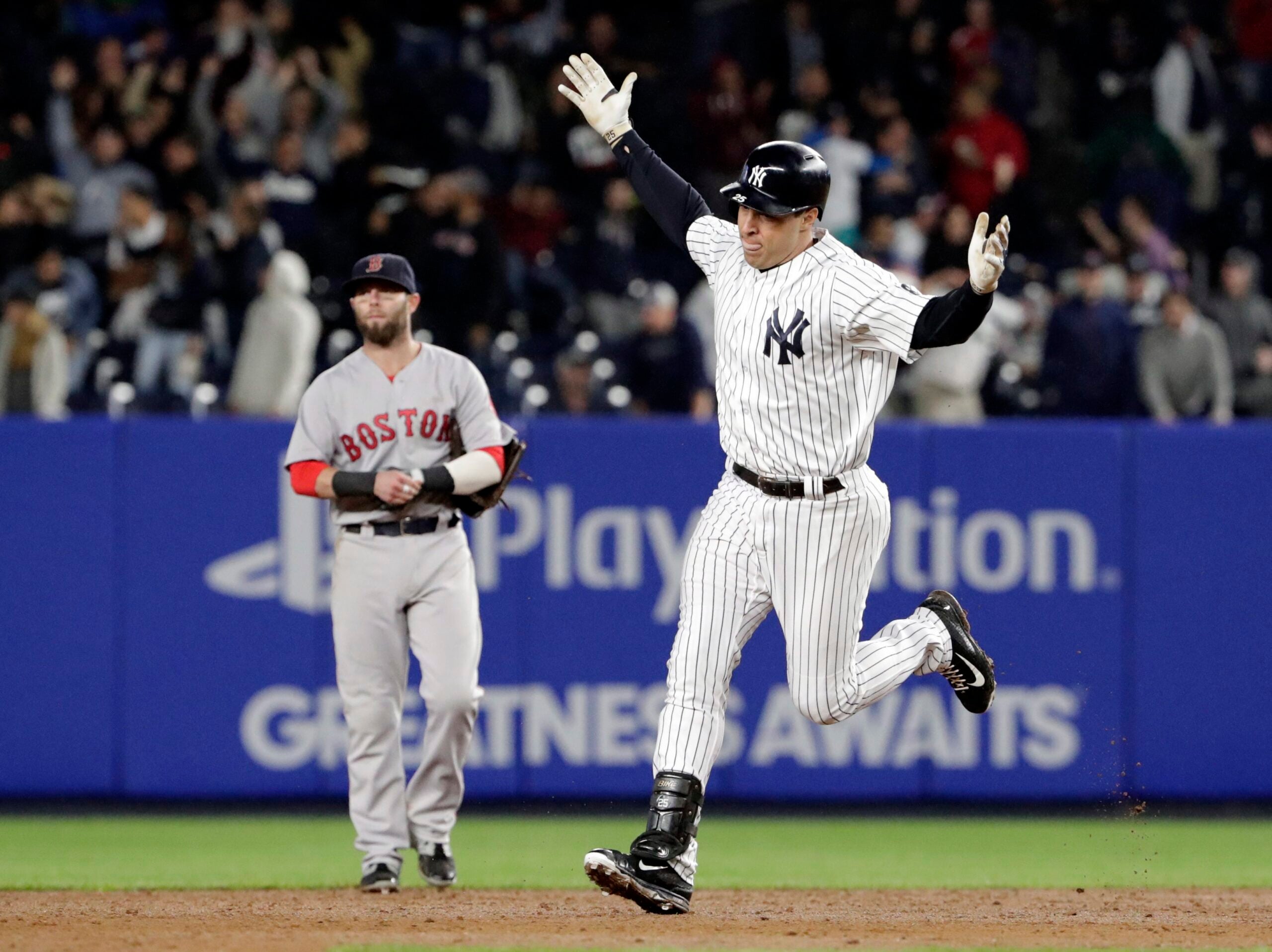 New York Yankees first baseman Mark Teixeira (R) and closer