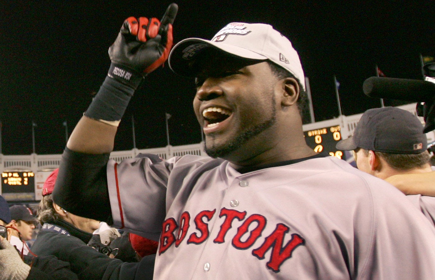 THIS DAY IN BÉISBOL April 24: David Ortiz jersey buried in Yankee