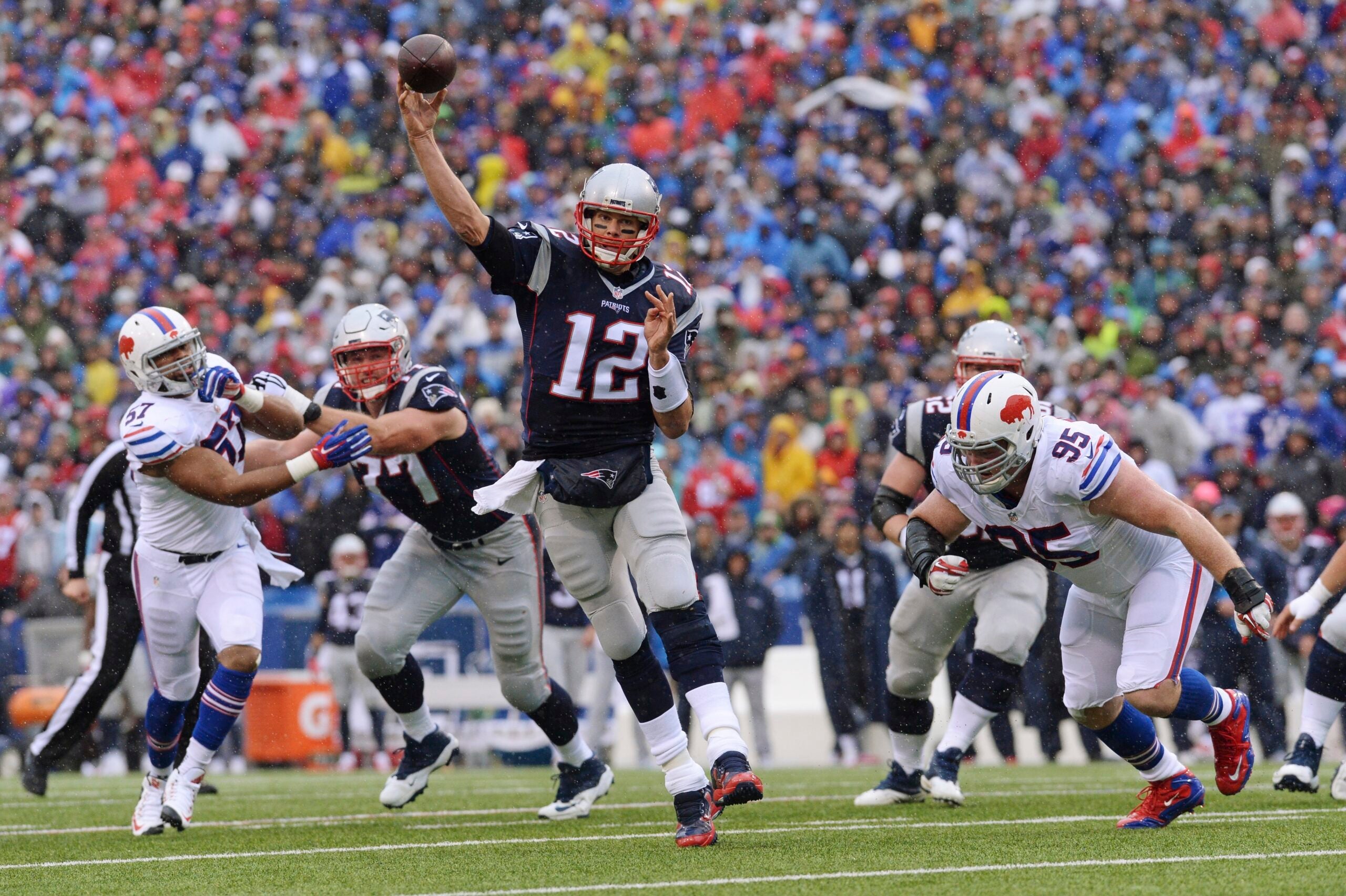 Blount, Patriots pull away from Steelers 27-16