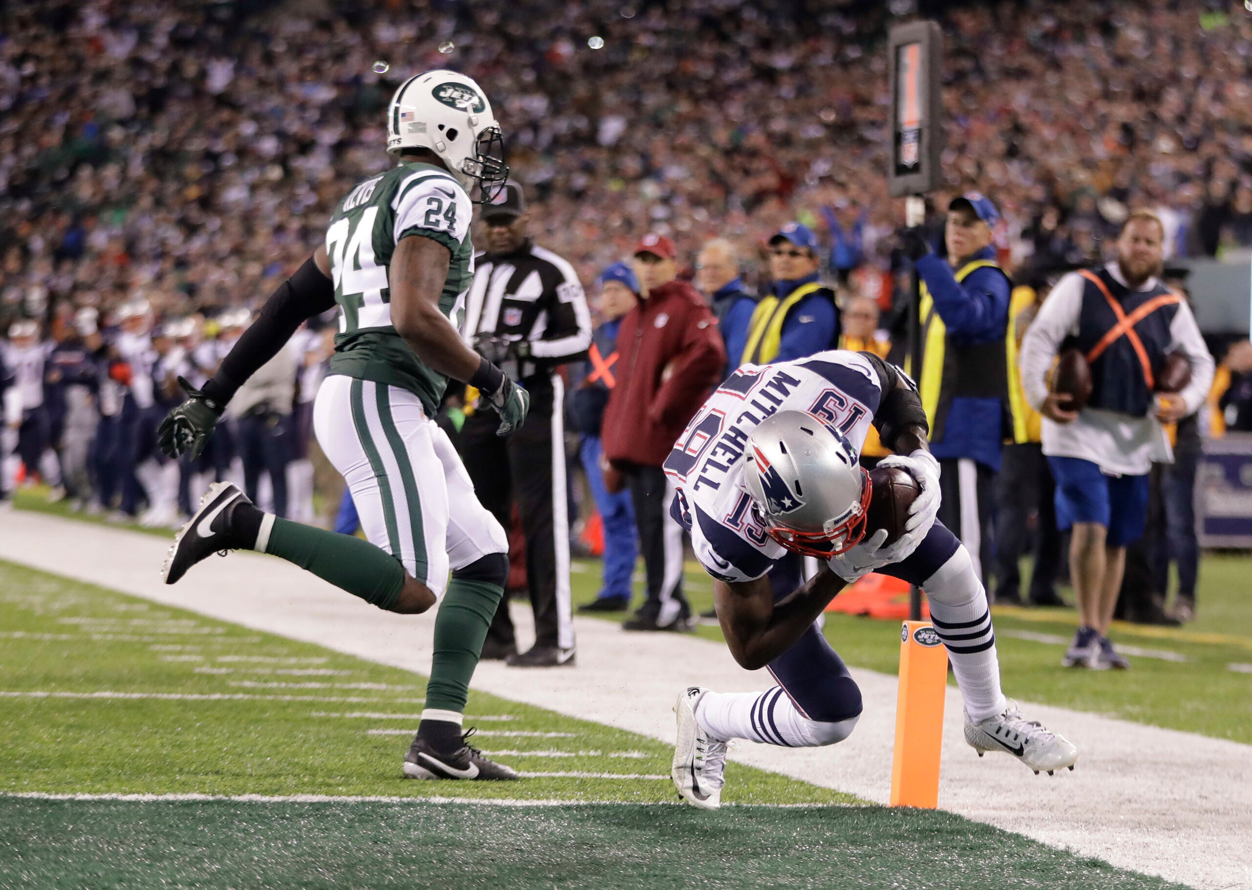 Brady ties Manning with 200th win, Patriots beat Jets 22-17