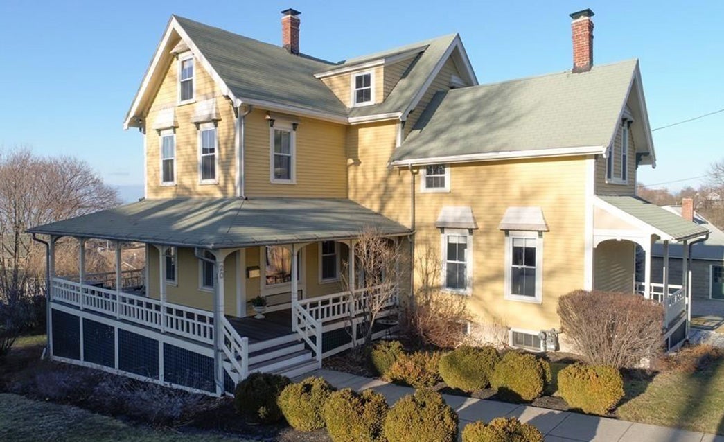 Open house Hull singlefamily home with a wraparound porch
