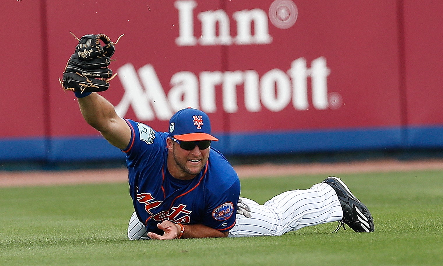 Tim Tebow works out at New York Mets camp, wearing No. 15 in