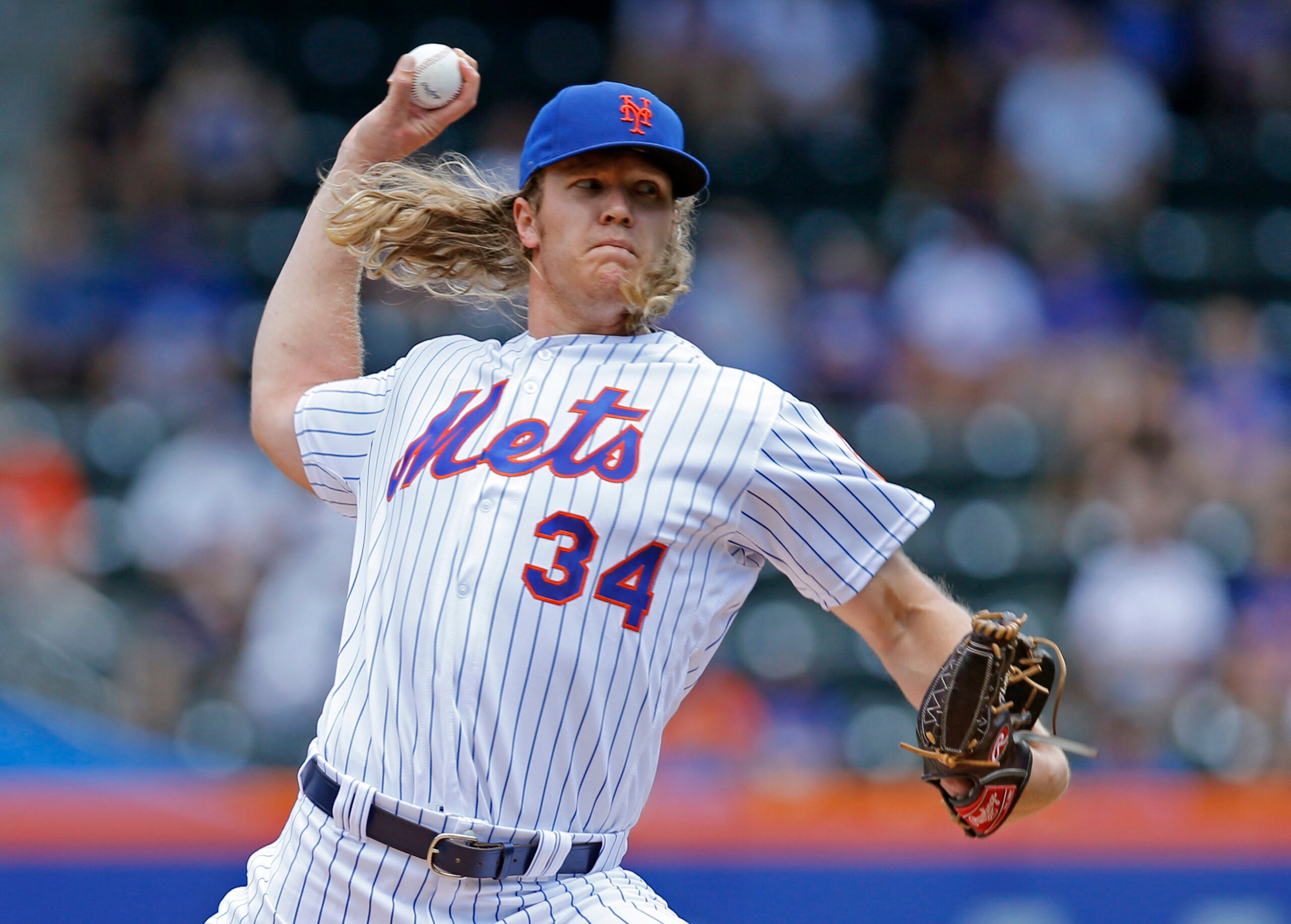 Chicago Cubs relief pitcher AROLDIS CHAMPMAN throws a strike