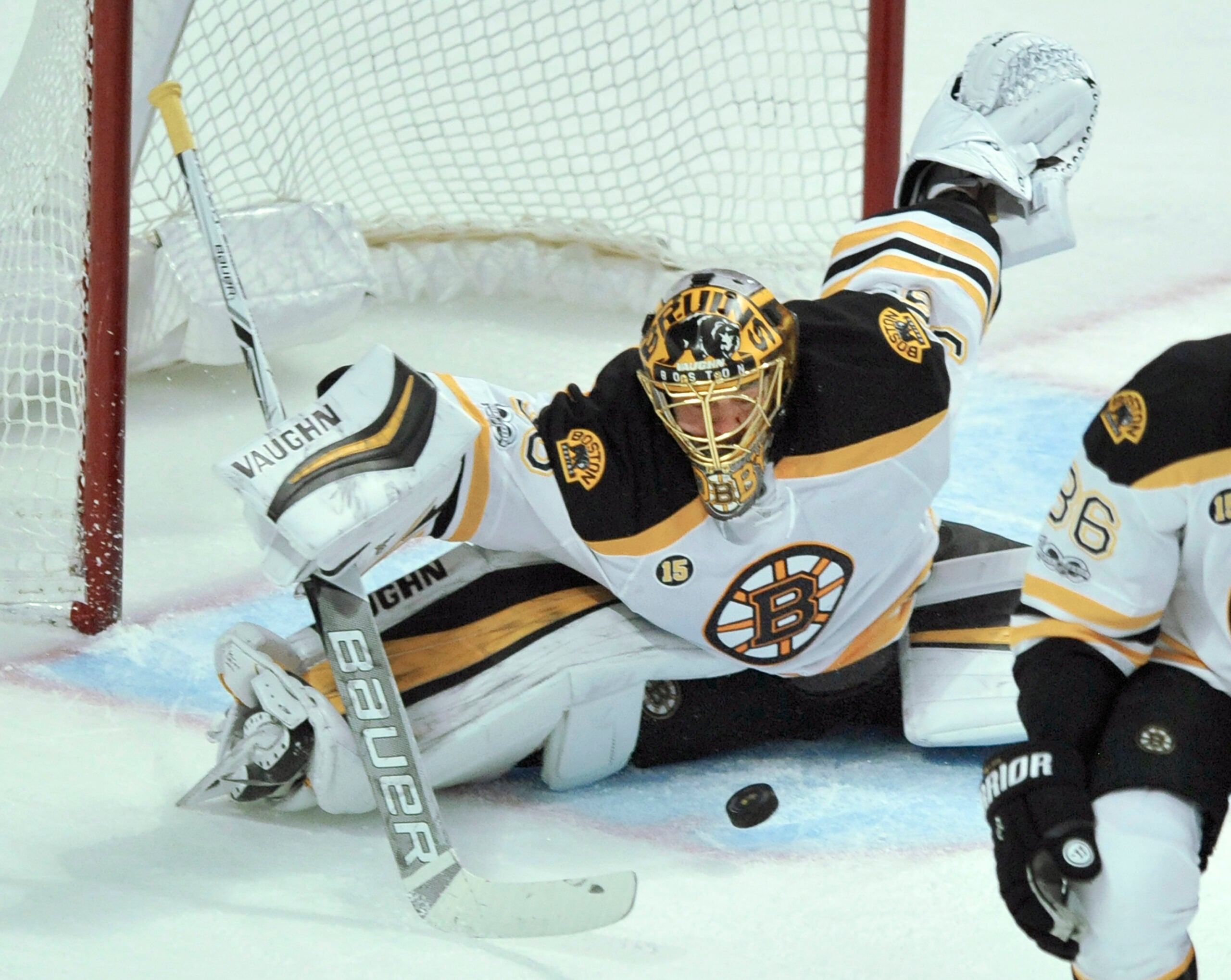 Bruins Beat Blackhawks 3-2 For 5th Straight Win