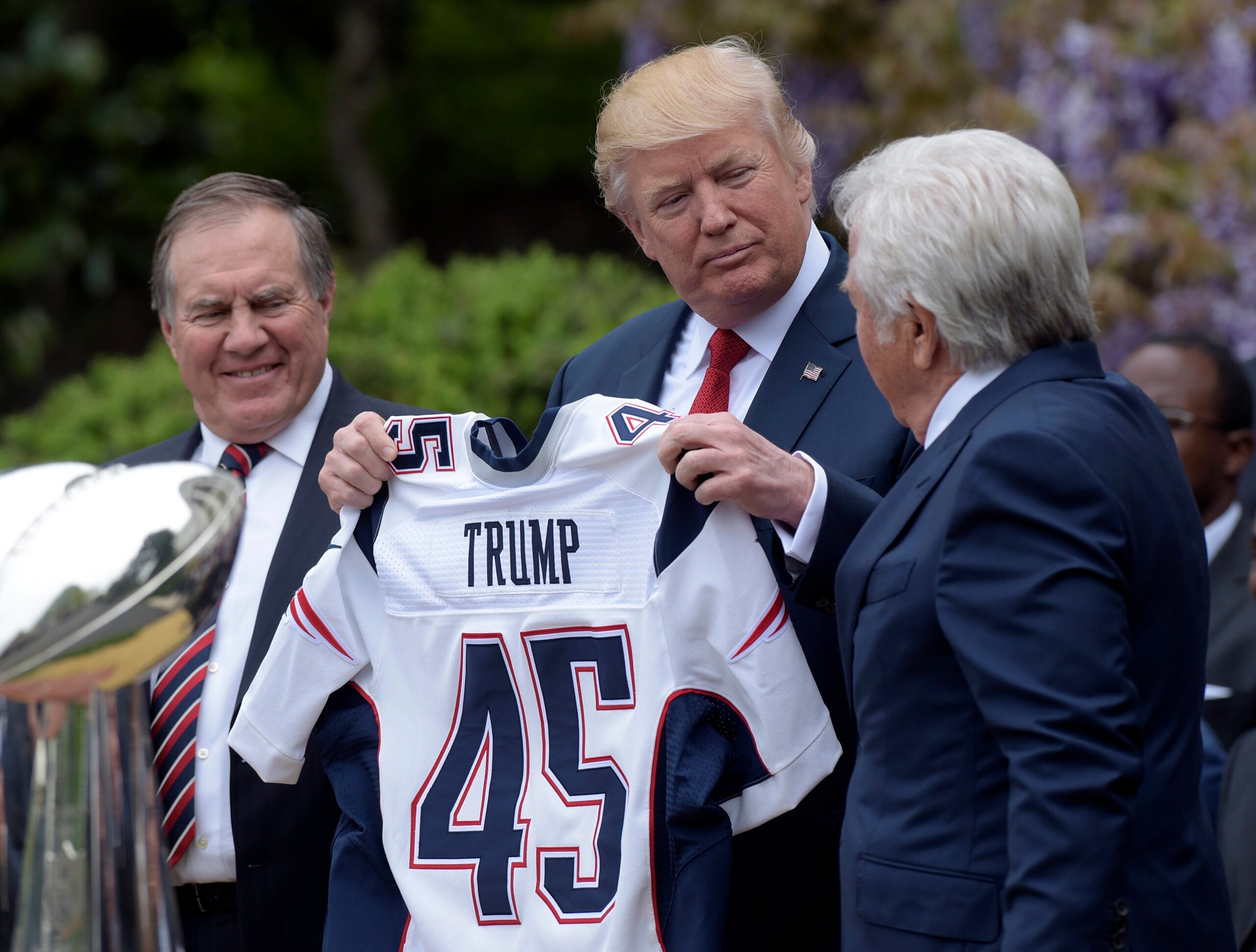 Trump congratulates Patriots, doesn't mention Aaron Hernandez