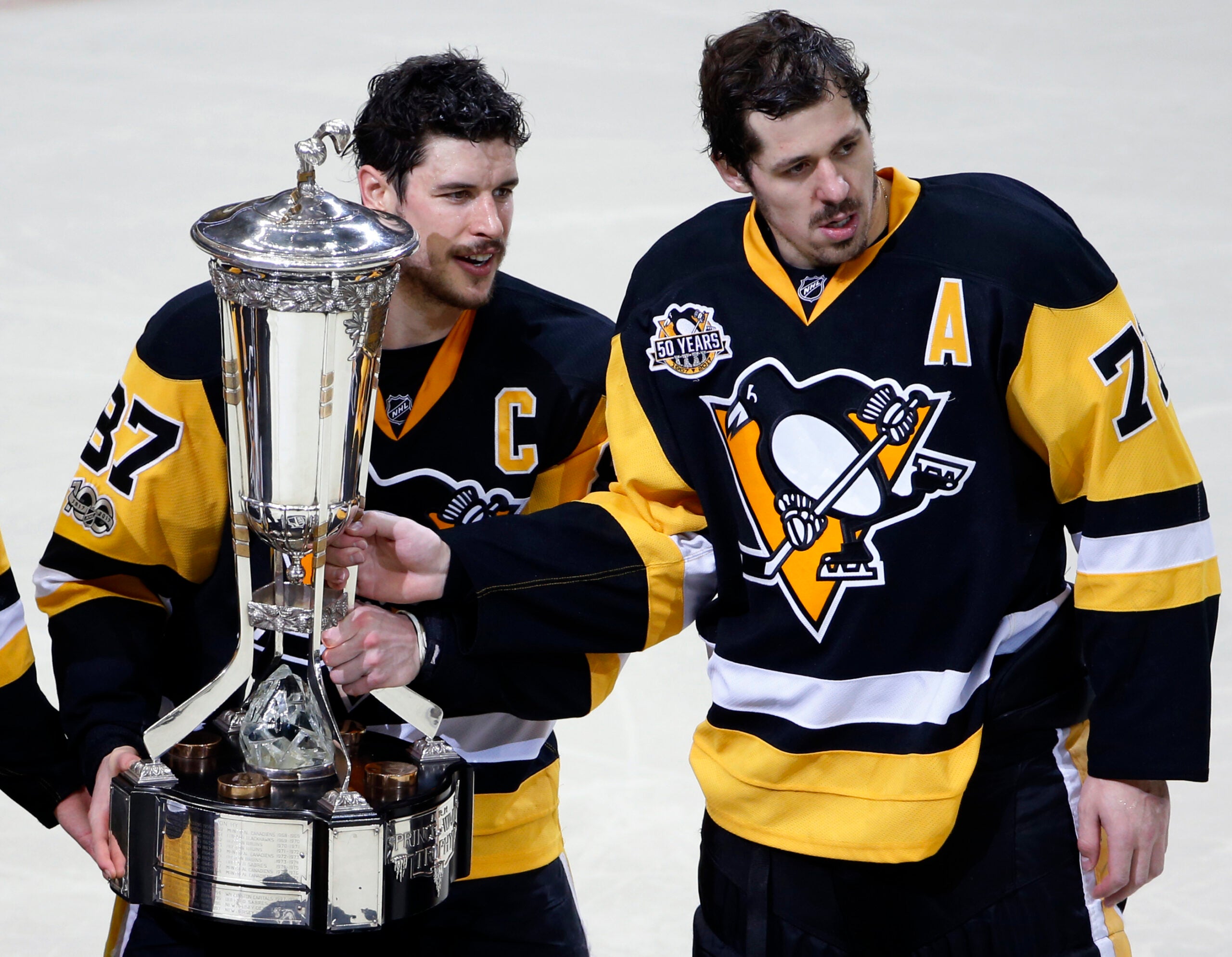 Crosby inspires Penguins to outdoor victory