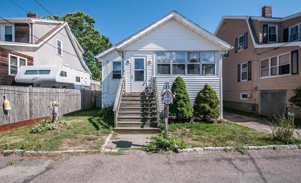 Hull bungalow offers eatin kitchen, short walk to beach