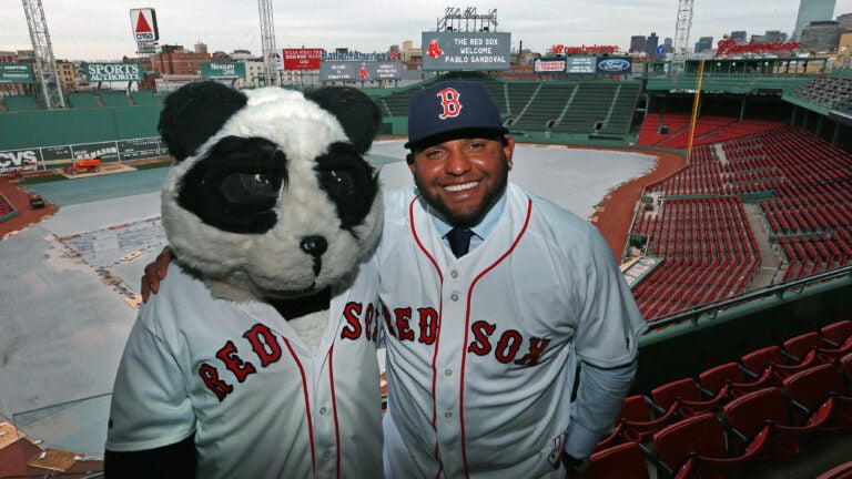 Pablo Sandoval re-signs with Giants, apologizes to fans