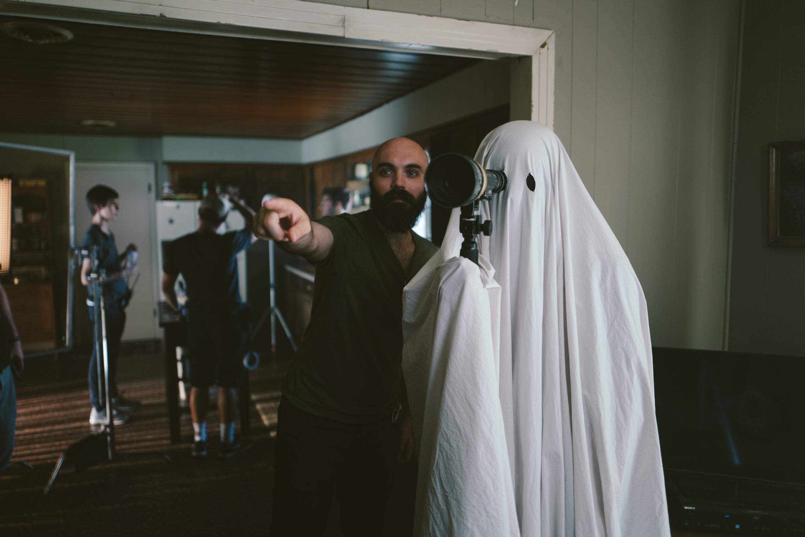 A Ghost Story Director On How Casey Affleck S Bedsheet Wearing Spirit Came To Life