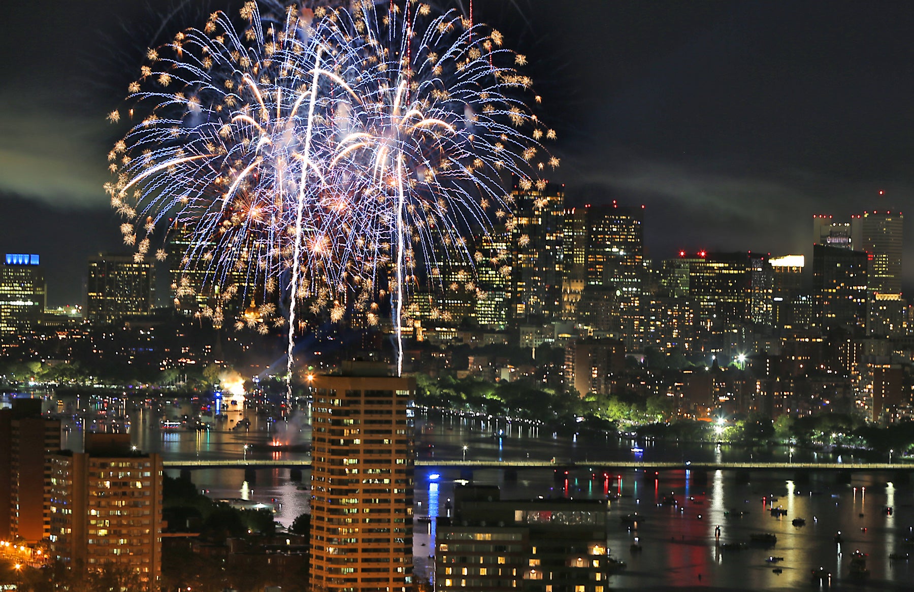 Breathtaking photos of the fireworks lighting up Boston