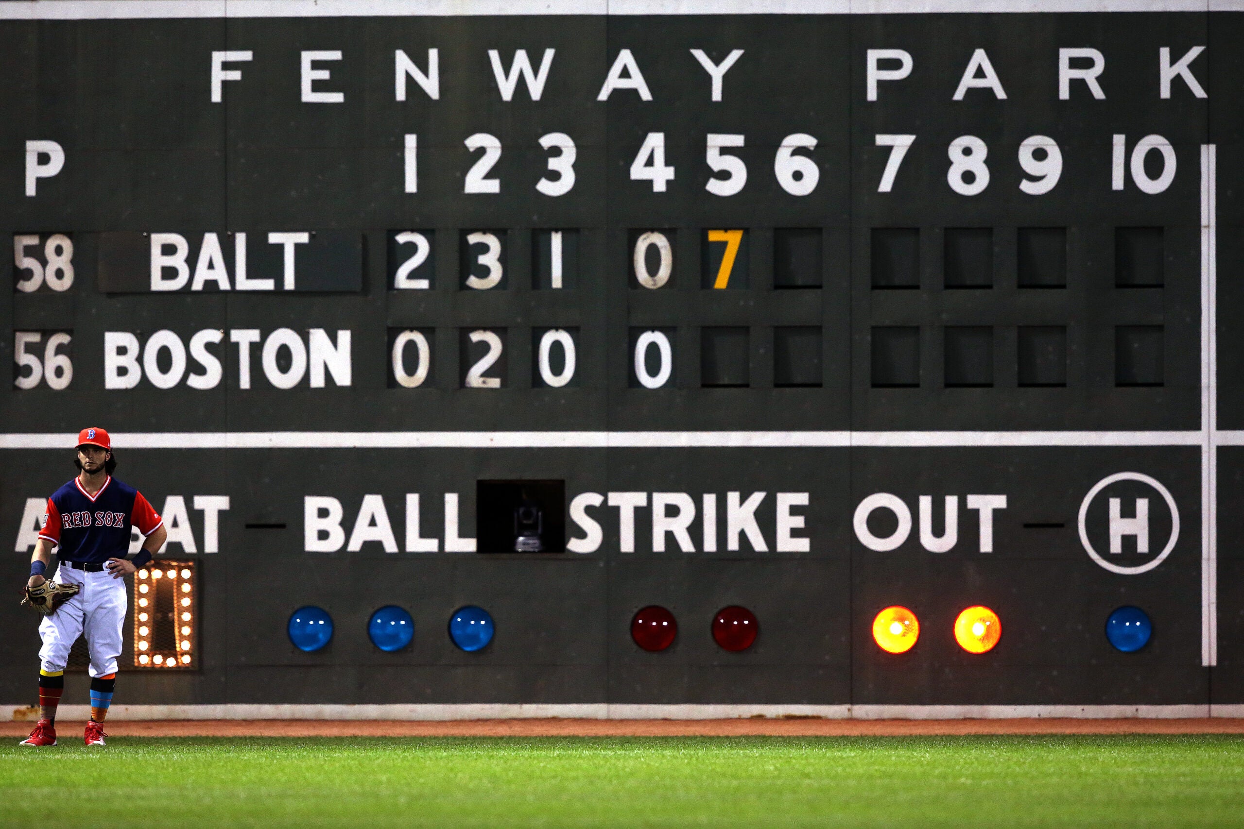 WATCH: Orioles' Adam Jones Receives Ovation At Fenway After