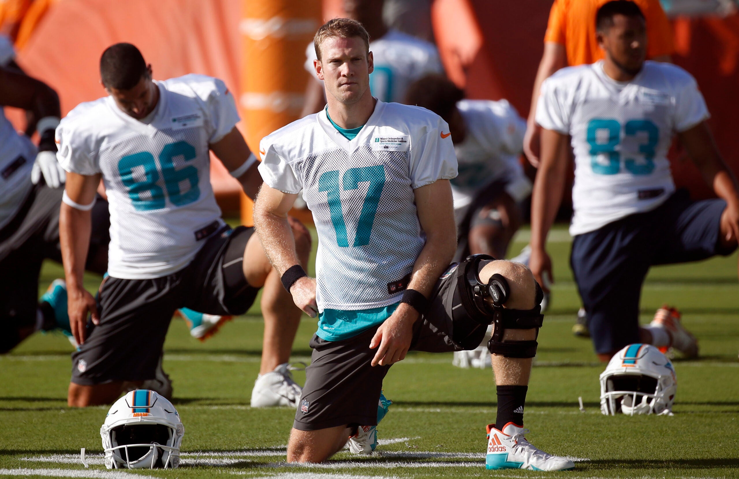 Dolphins quarterback Ryan Tannehill reinjures left knee during