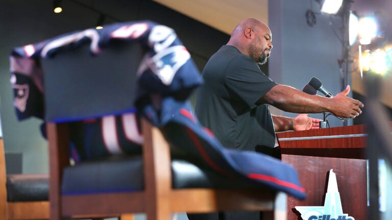 Pats' Wilfork introduces himself to fan wearing his jersey