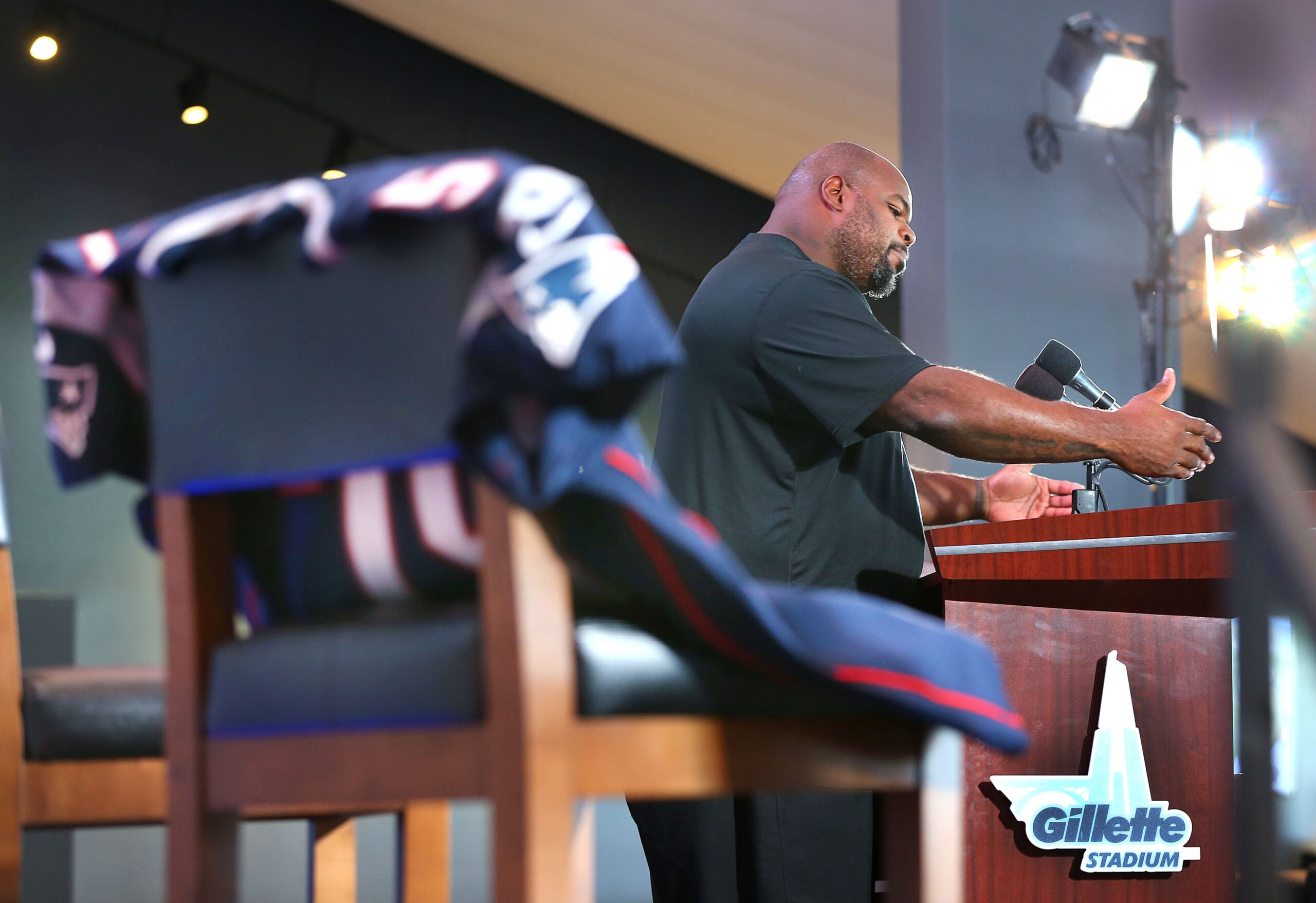 Vince Wilfork sees fan wearing his jersey, introduces himself