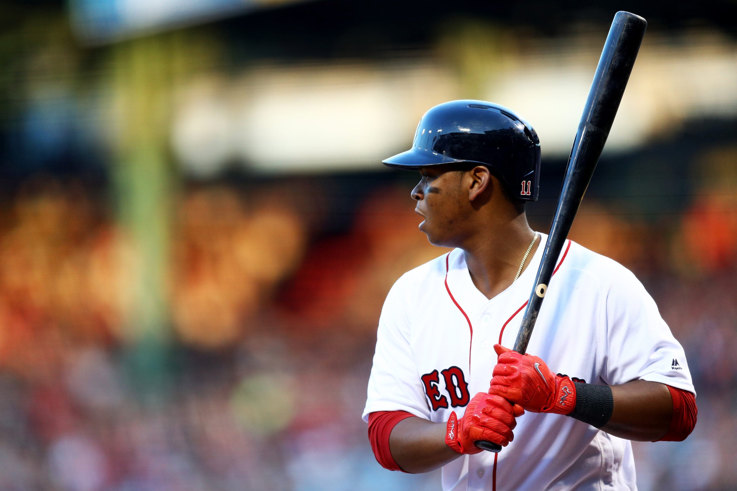Rafael Devers' home run made for a hilarious photo of fans trying
